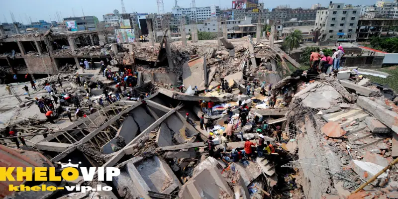 একটি বড় বিস্ফোরণের পর আটতলা Rana Plaza ভবনটি ধসে পড়েছে rana plaza khelovip img1